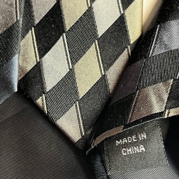 Kenneth Cole Reaction Silk Geometric Tie ✝️ - Picture 8 of 14
